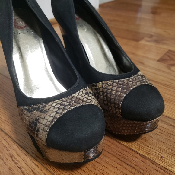Red Circle Black Snake Print Platform Block Heels - Picture 7 of 13